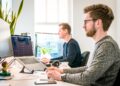 Professionnel de l'informatique examinant un programme de sauvegarde sur un ordinateur portable