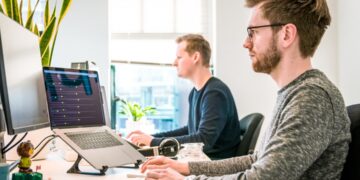 Backup schedule how to choose one that works photo 1 - STACKwebzine IT professional reviewing a backup schedule on a laptop