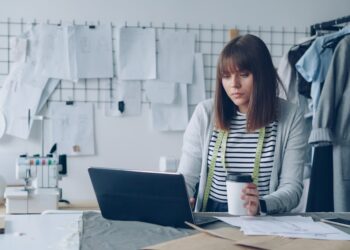 Propriétaire de petite entreprise effectuant une révision des prix des factures clients