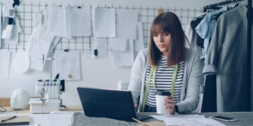 Propriétaire de petite entreprise effectuant une révision des prix des factures clients