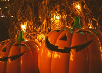 Petit propriétaire d'entreprise planifiant une campagne d'e-mailing d'Halloween sur un ordinateur portable
