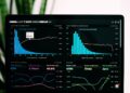 Un développeur vérifie un tableau de bord réseau mondial après une migration vers l'Edge computing