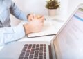 Freelance examinant un contrat au forfait à un bureau