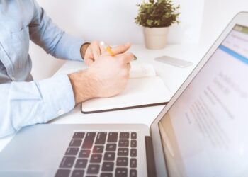 Freelance examinant un contrat au forfait à un bureau