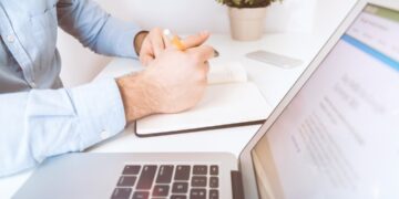 Freelance retainer structure that protects time — photo 1 - STACKwebzine Freelancer reviewing a freelance retainer contract at a desk