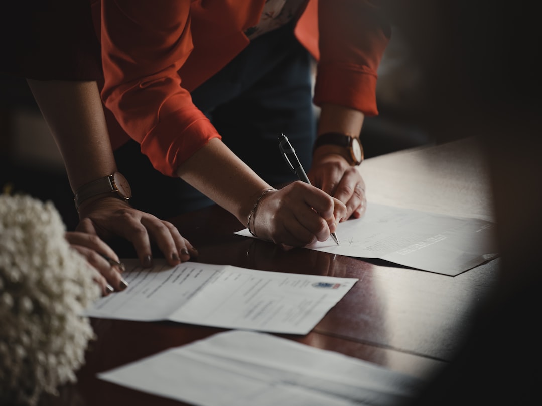 Client and freelancer signing a freelance retainer agreement