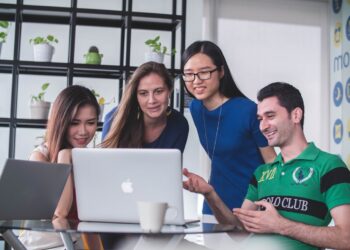 Marketer building a content calendar for the Q4 holiday rush