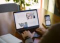 Responsable produit comparant des options de modèles d'IA sur deux écrans d'ordinateur portable