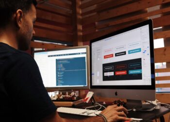 Développeur examinant un tableau de bord pour repérer l'encombrement par les plugins avant le T4