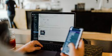Phishing scams: what your team should watch for — photo 1 - STACKwebzine Employee reading suspicious phishing scams message on a work phone