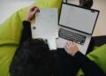 Freelance calculant la tarification de ses services sur un ordinateur portable