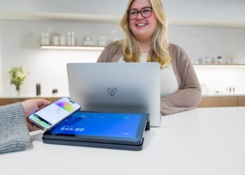 Propriétaire d'une petite entreprise examinant les paramètres d'accès au moindre privilège sur un ordinateur portable