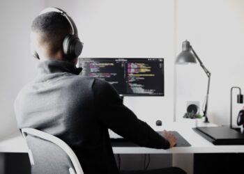 Développeur comparant la sortie d'un modèle à poids ouverts sur un ordinateur portable