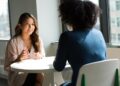 Deux collègues négociant des contrats fournisseurs lors d'une réunion au bureau