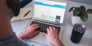 Propriétaire de site examinant les performances d'un CDN sur un ordinateur portable
