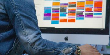 Feature freeze wat moet je uitrollen voordat het begint foto 1 Ontwikkelaar die een feature freeze-datum markeert op een planningskalender