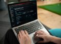 Administrateur web vérifiant le statut de la propagation DNS sur un ordinateur portable