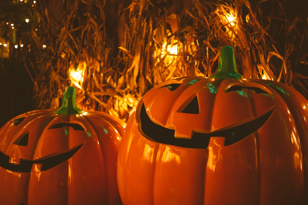 Dueña de pequeña empresa planificando una campaña de correo electrónico de Halloween en un portátil