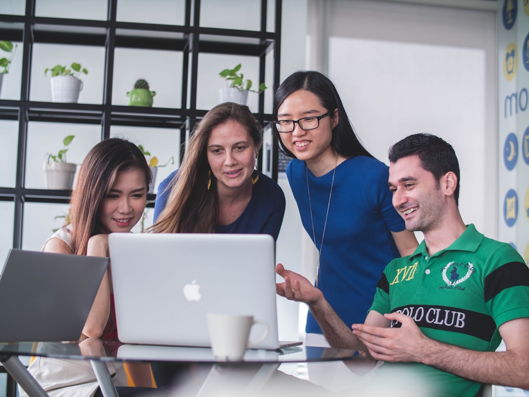 Marketer construyendo un calendario de contenido para la temporada alta de fin de año