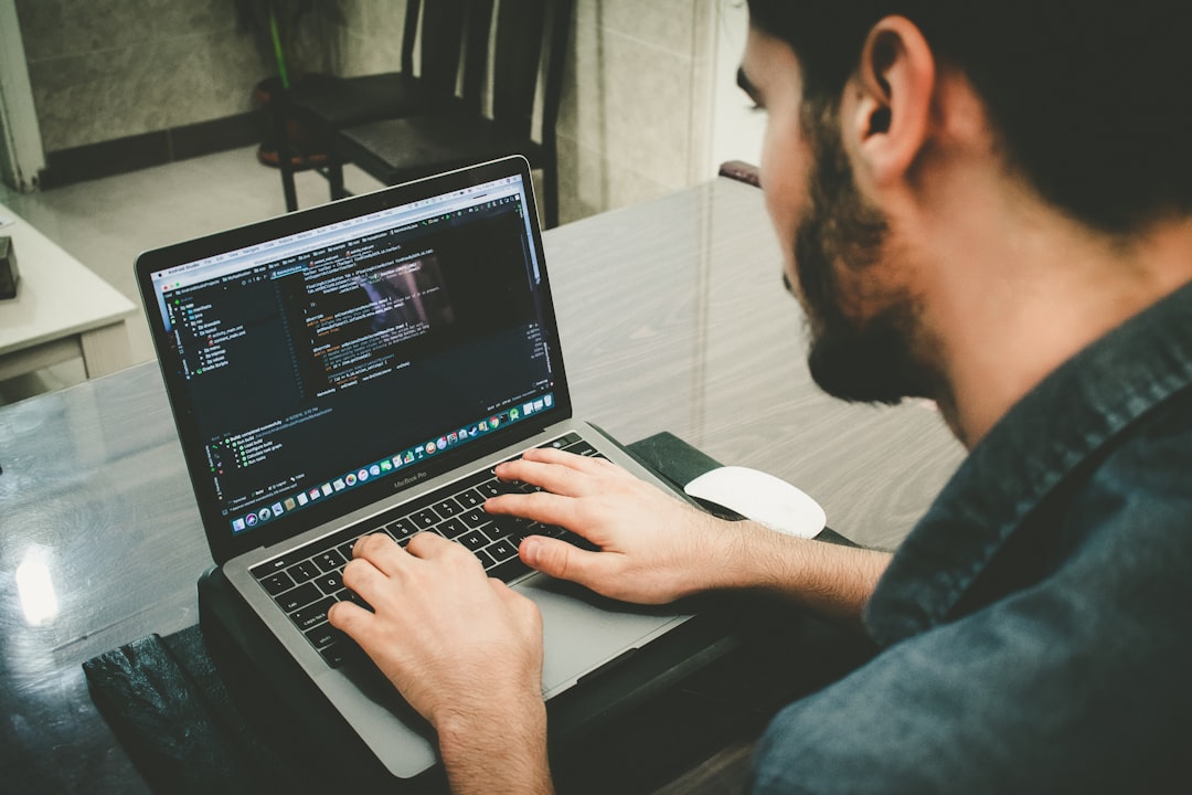 Sviluppatore solitario che si affida al controllo versione mentre programma da solo