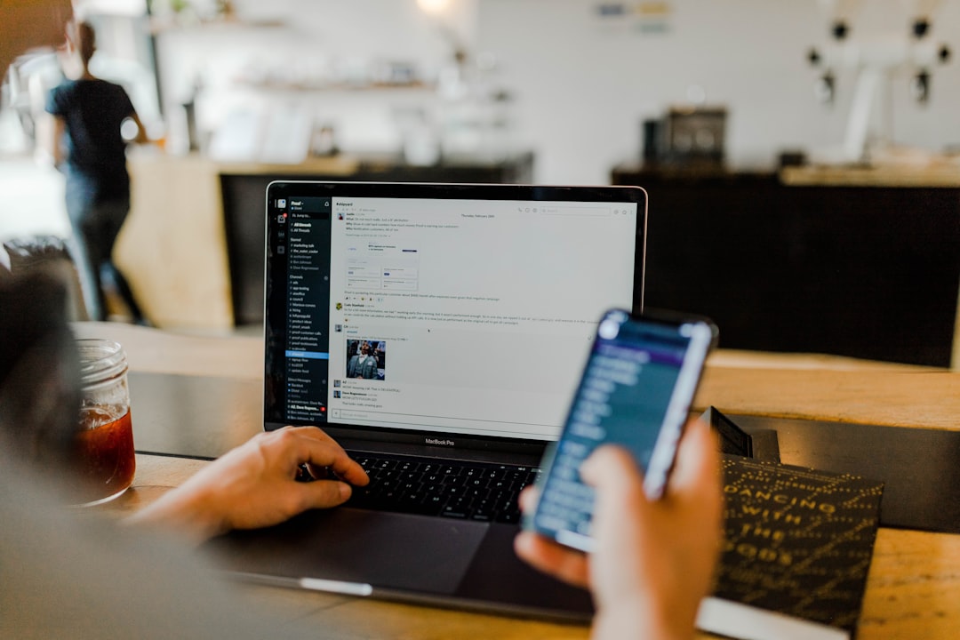 Dipendente che legge un messaggio di truffa phishing sospetto sul telefono di lavoro