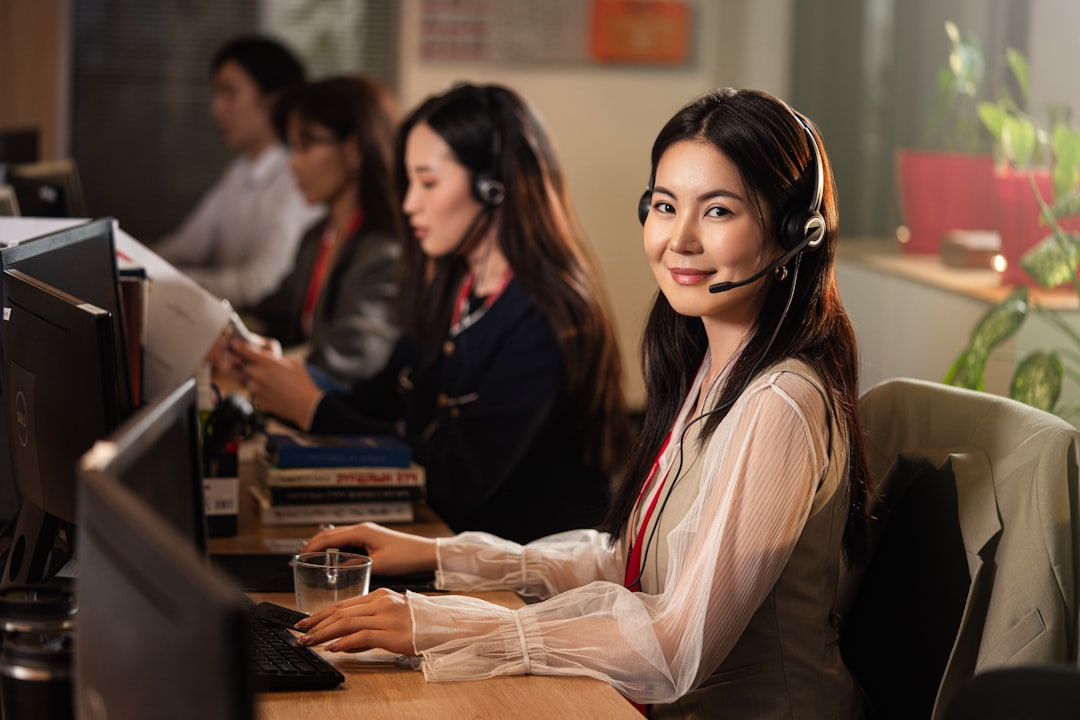 Agente di supporto che completa un passaggio all'operatore umano da una conversazione con chatbot