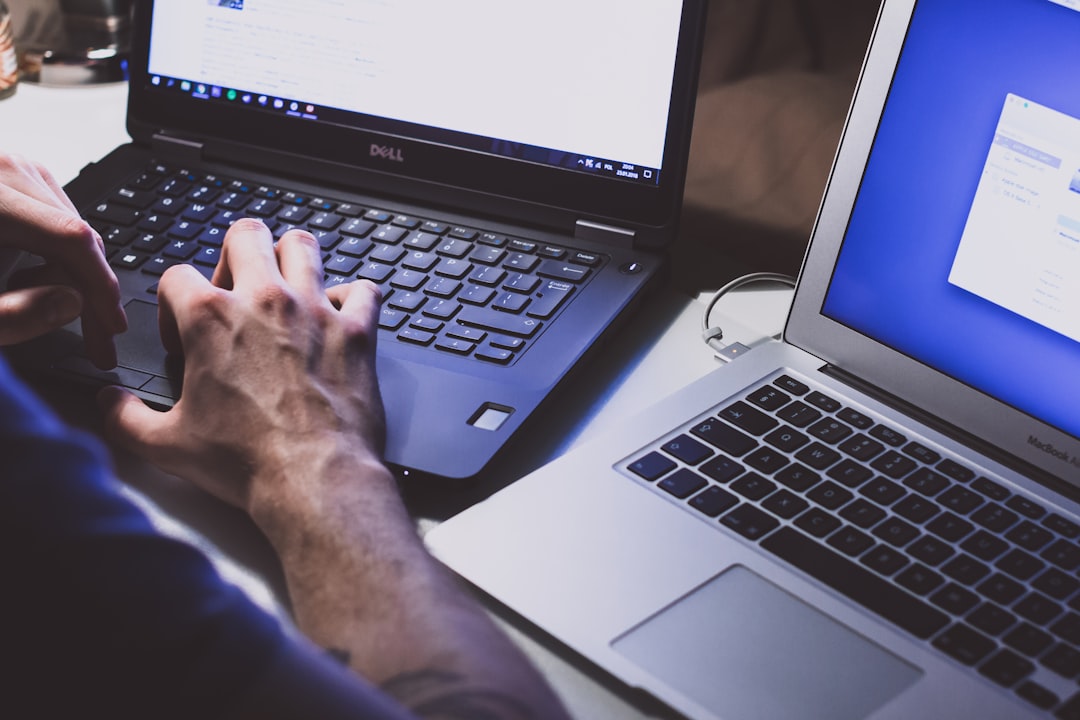 Sviluppatore che esegue test automatizzati su un portatile prima di una release