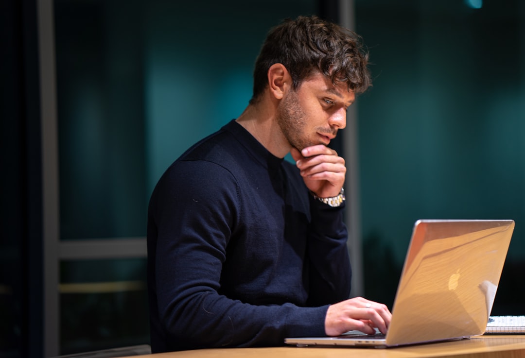 Product manager che verifica i risultati del prompt engineering su un portatile