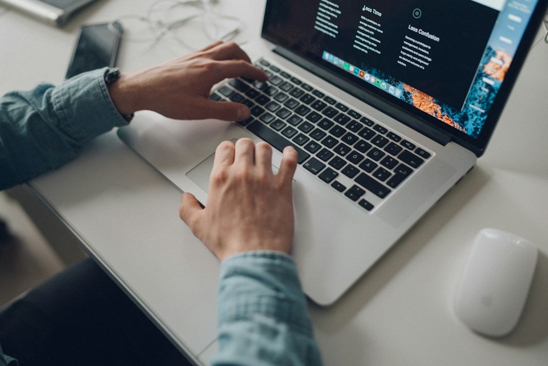 Amministratore IT che confronta i prezzi dei gestori di password su un portatile